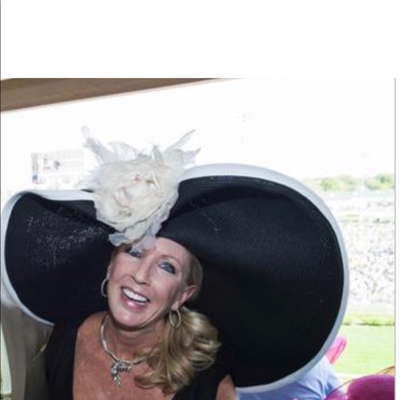 Meet your Posher, Debbie - Picture 3 of 6